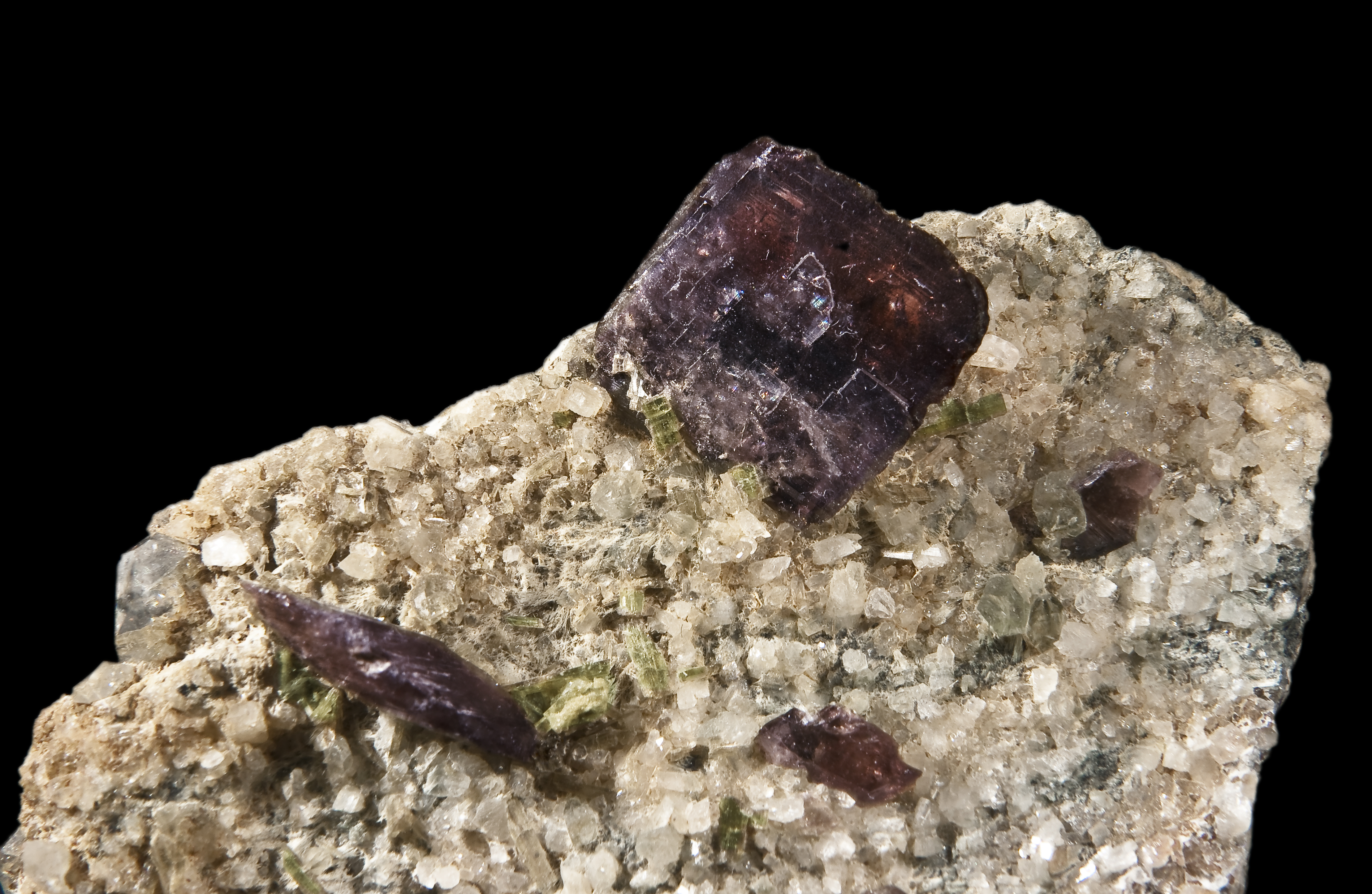 Đá Axinite là gì? Bạn biết gì về đá Axinite? 1